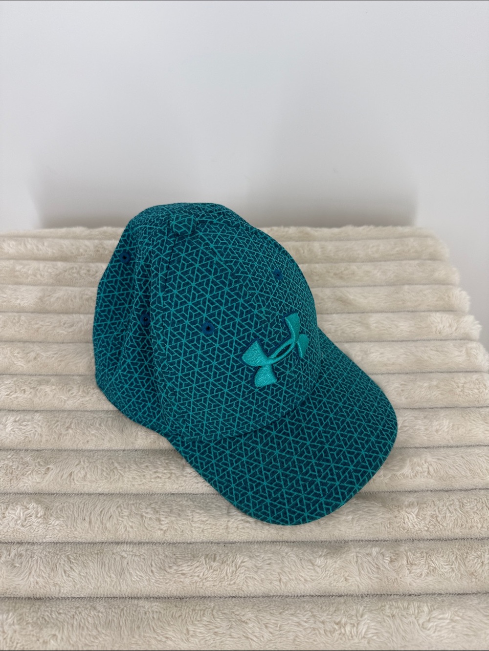 Youth Classic Fit Sz s/m Under Armour Teal Geometric Performance Hat